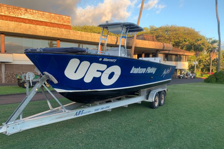 a boat sitting on top of a grass covered field